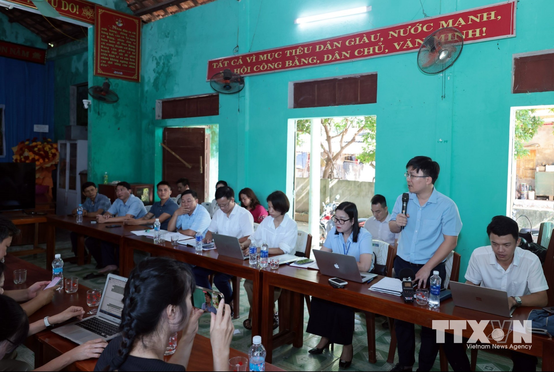 Một buổi hướng dẫn cho người dân ở xã Phong Nha về tiếp cận và sử dụng các trang thông tin. (Ảnh: Trần Việt/TTXVN)